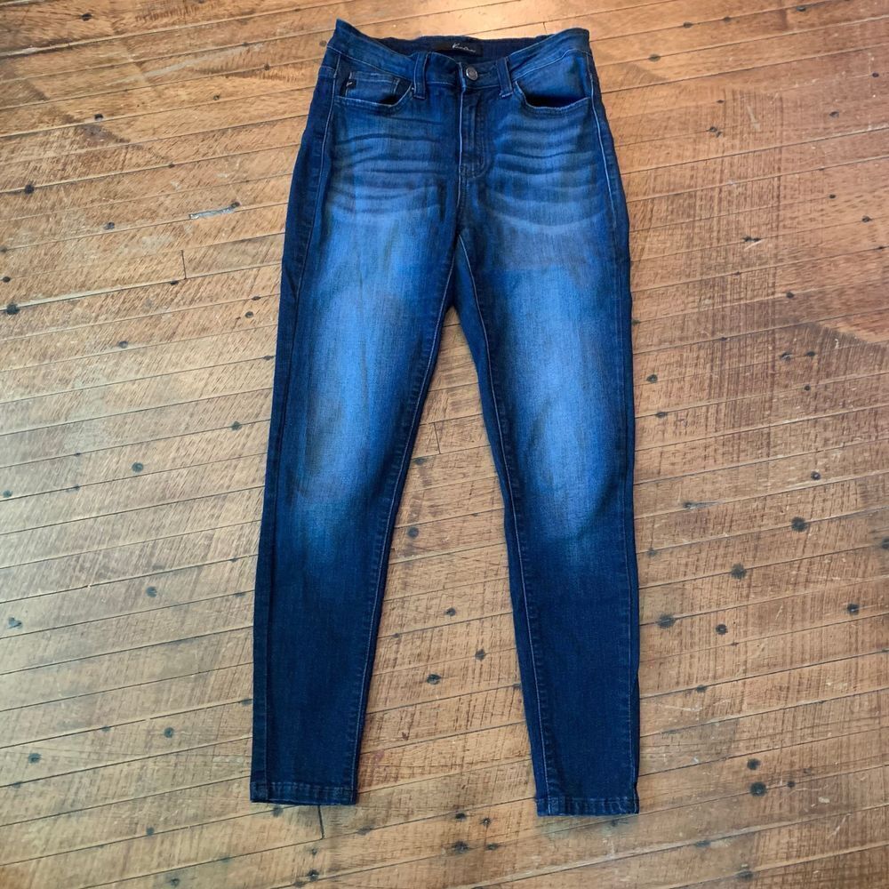 Kancan distressed dark wash size 25 tapered leg jeans